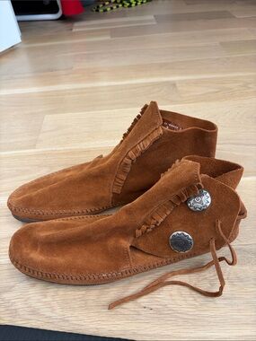 Minnetonka Men's Suede Fringe Chukka Boots - Rust Brown